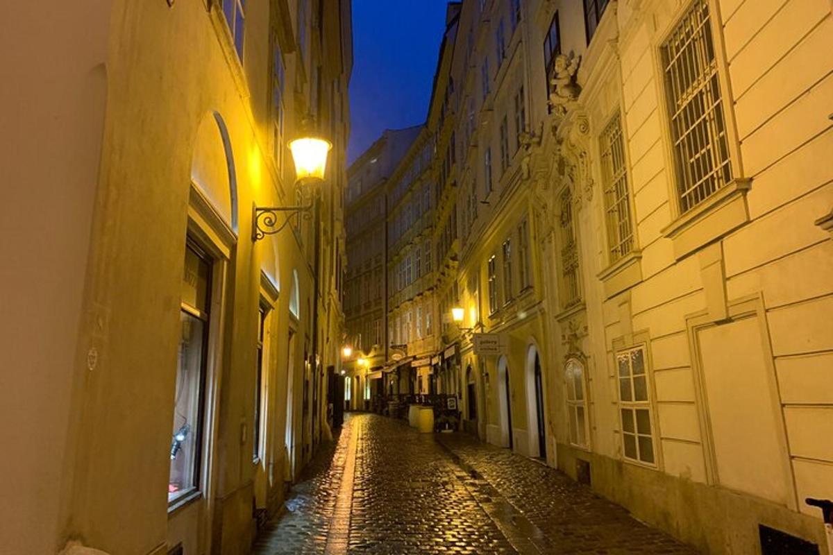 Una calle vacía de la ciudad por la noche con edificios