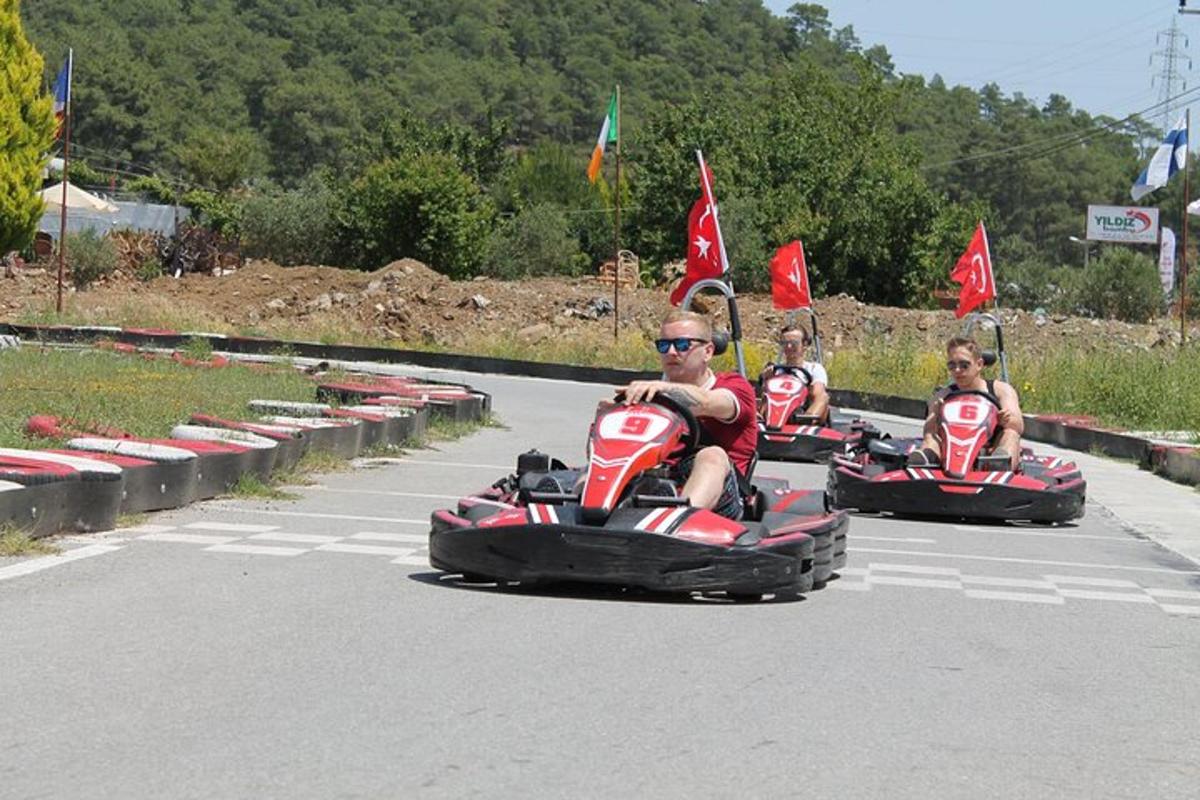 Un grupo de personas viajando en karts