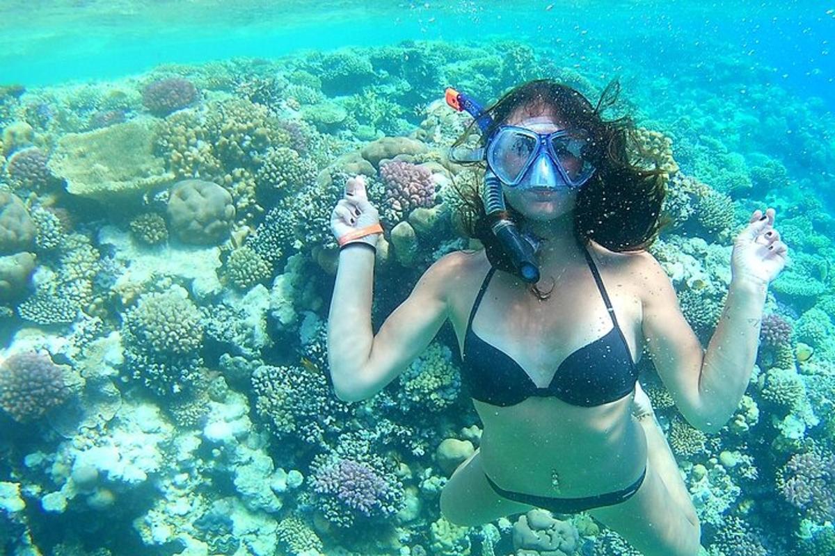 una donna in costume da bagno in acqua con un telefono