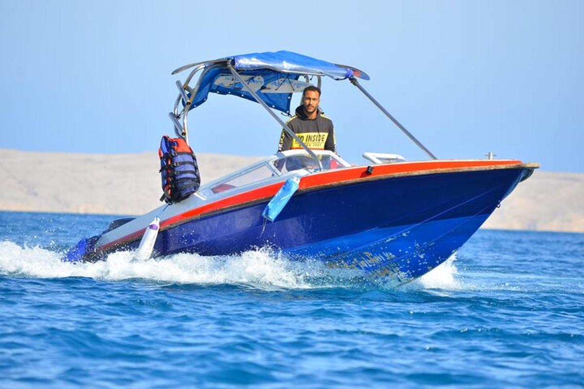 un uomo su una barca blu in acqua
