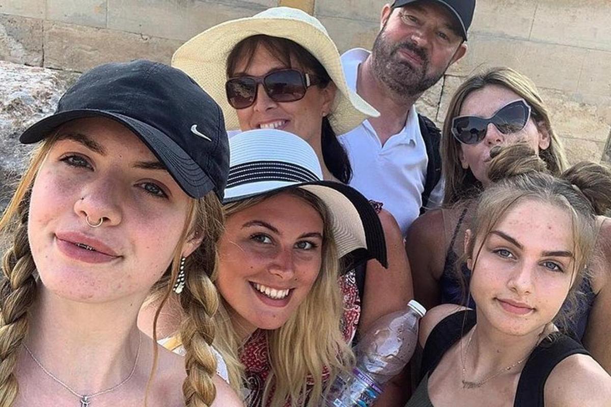 um grupo de pessoas posando para uma foto