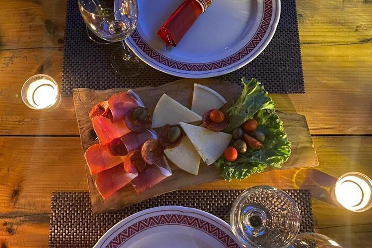 egy faasztal, rajta egy tányér étellel