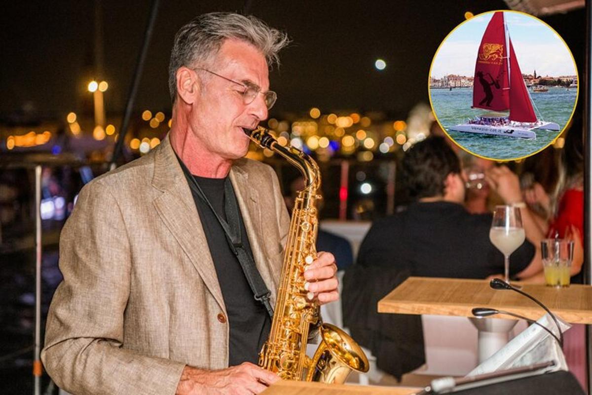 un bărbat cântând la saxofon într-un restaurant