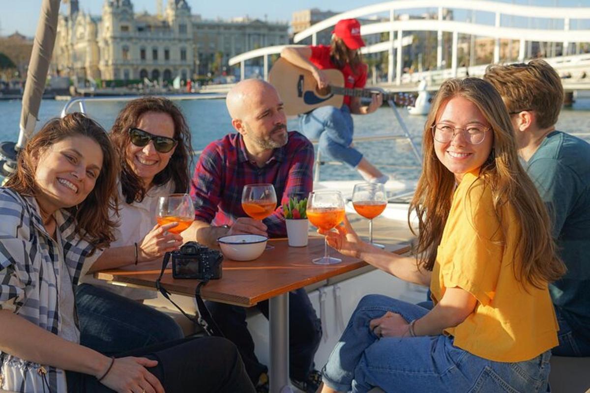 un grup de persones assegudes a una taula amb copes de vi