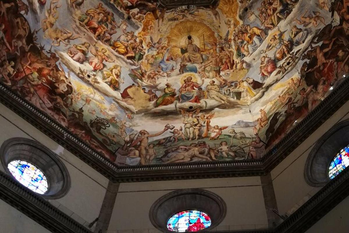 un soffitto con un dipinto sopra e due finestre