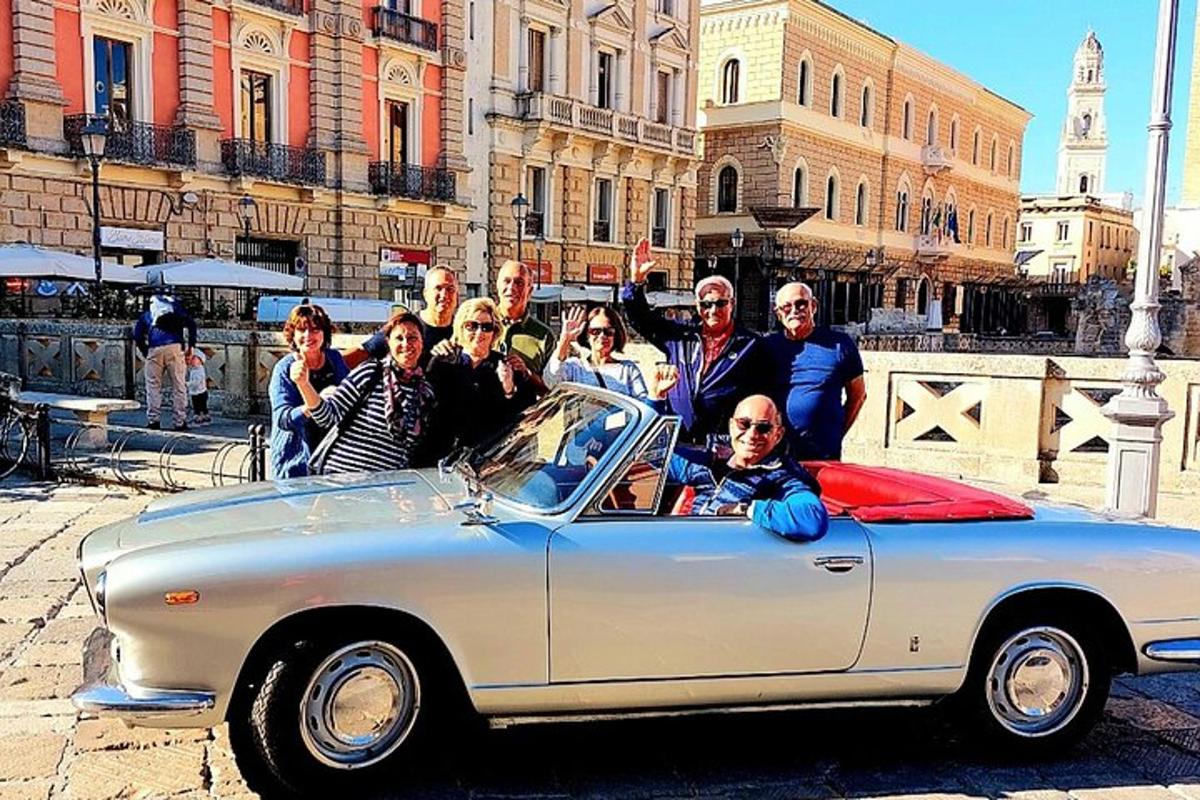 Un grupo de personas de pie junto a un coche.
