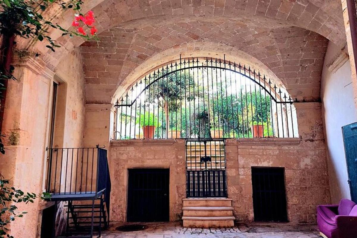 Una entrada a un edificio con una gran ventana