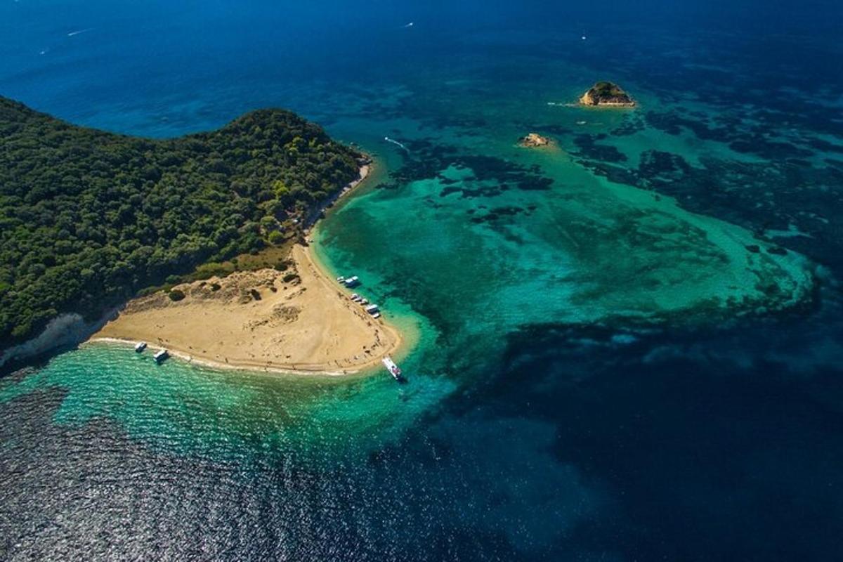 eine Luftaufnahme einer Insel im Ozean