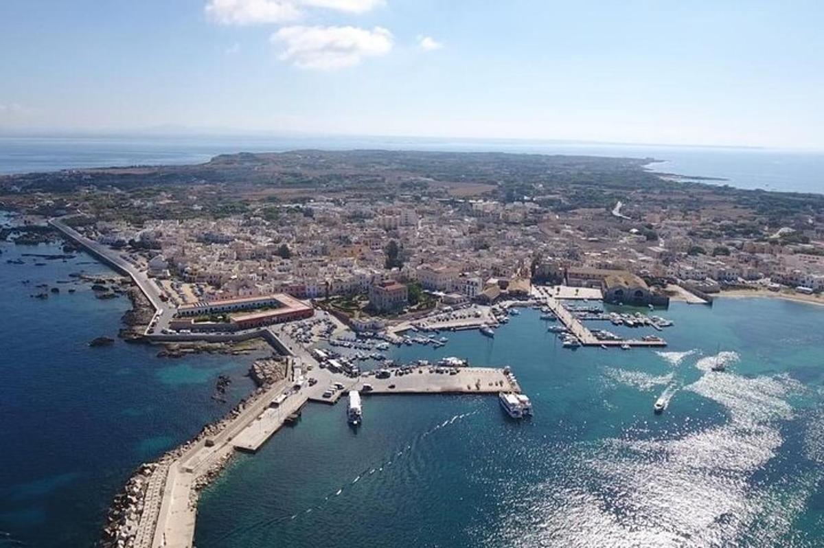 Μια εναέρια άποψη ενός λιμανιού με βάρκες στο νερό