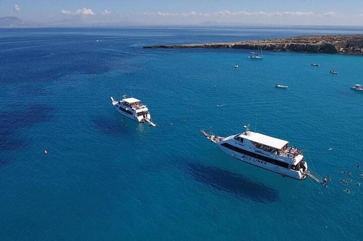 δύο βάρκες σε ένα μεγάλο υδάτινο σώμα