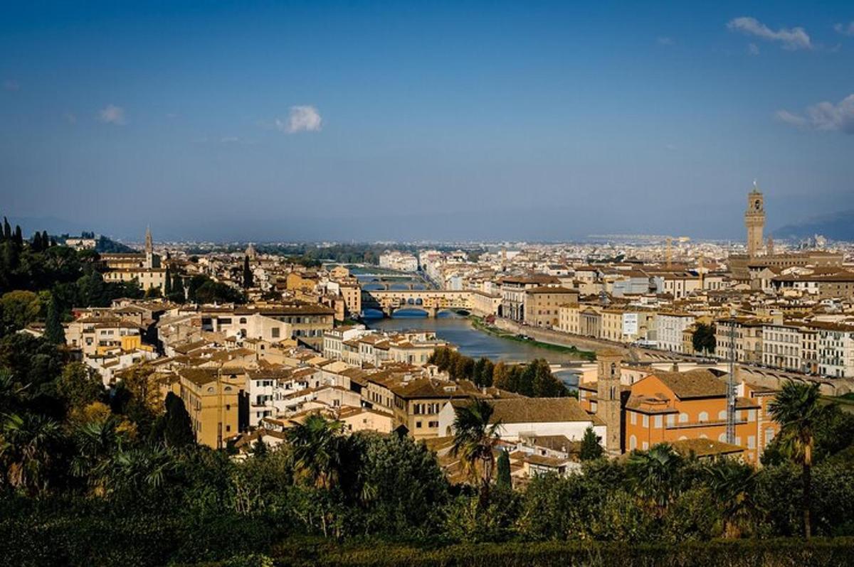 Una vista de una ciudad con un río y edificios.