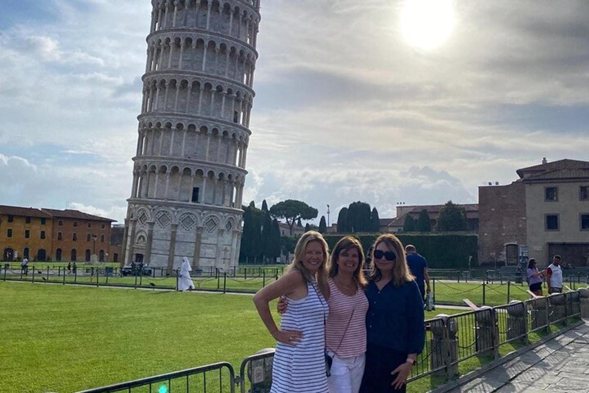 tre donne in piedi davanti alla torre pendente