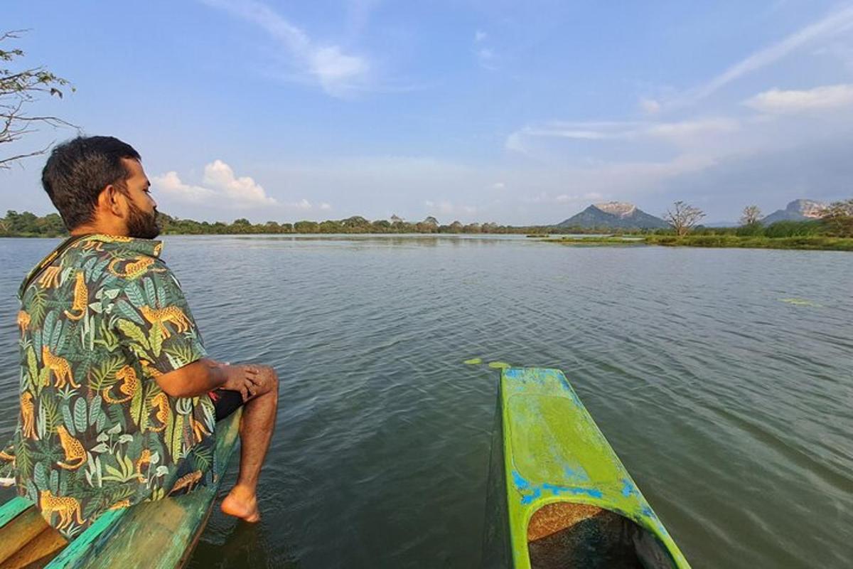 ein Mann, der auf einem Boot im Wasser sitzt