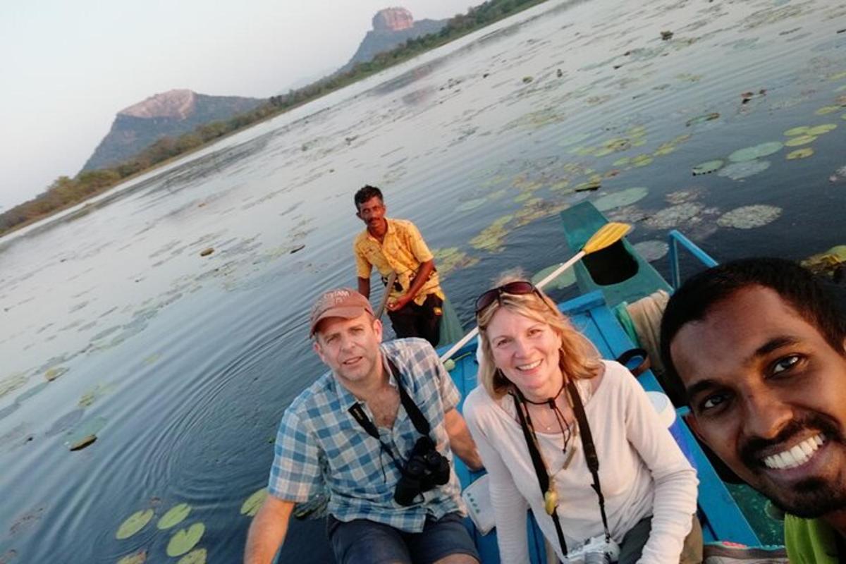 eine Gruppe von Menschen auf einem Boot im Wasser