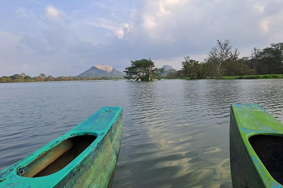 un barco que se encuentra en medio de un cuerpo de agua