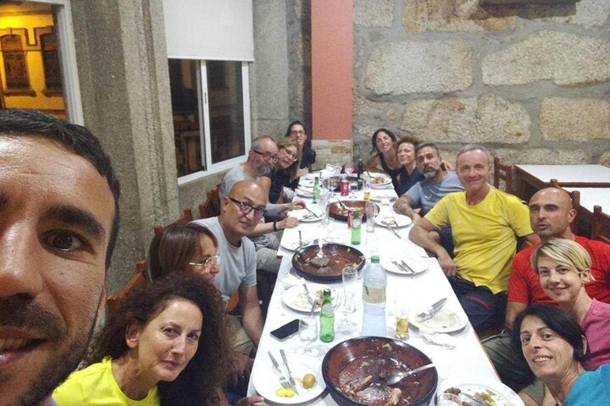 Un grupo de personas sentadas en una mesa comiendo