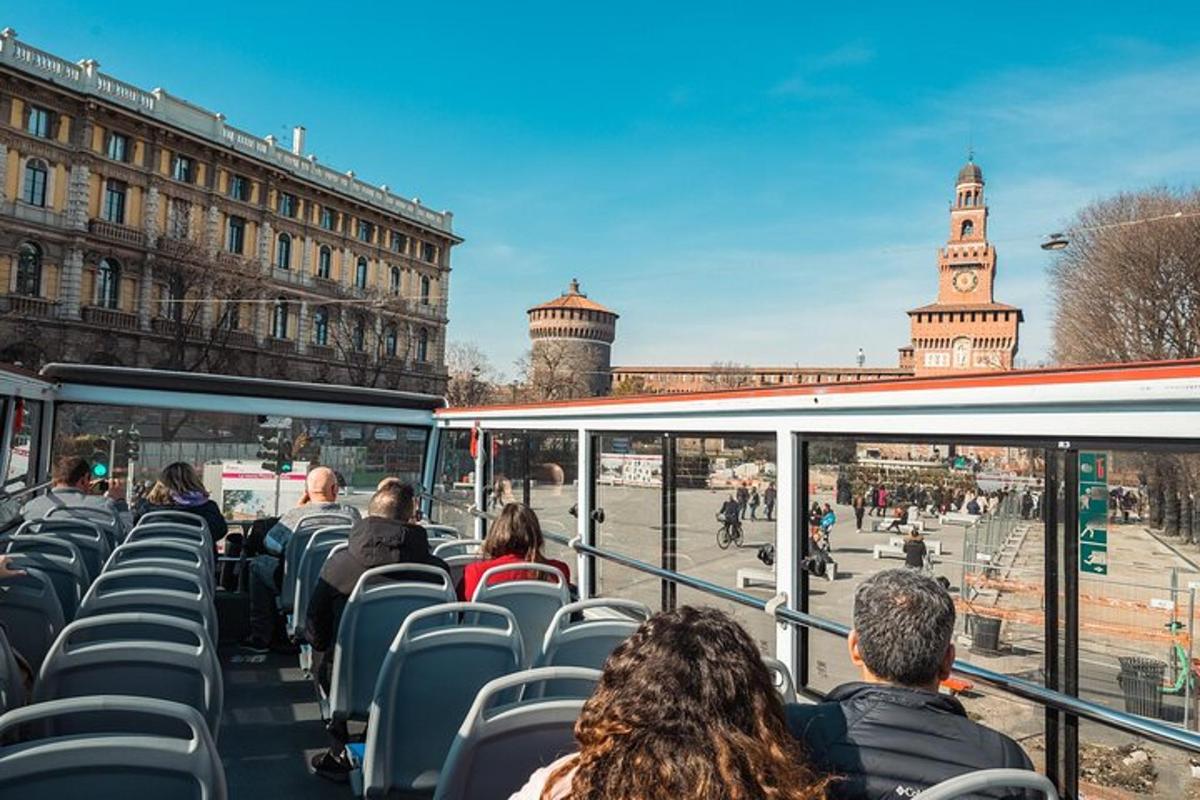 Lidé sedí v autobuse ve městě