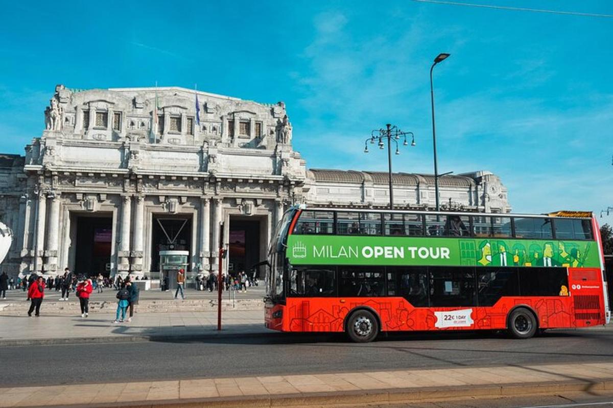 červený dvoupatrový autobus před budovou