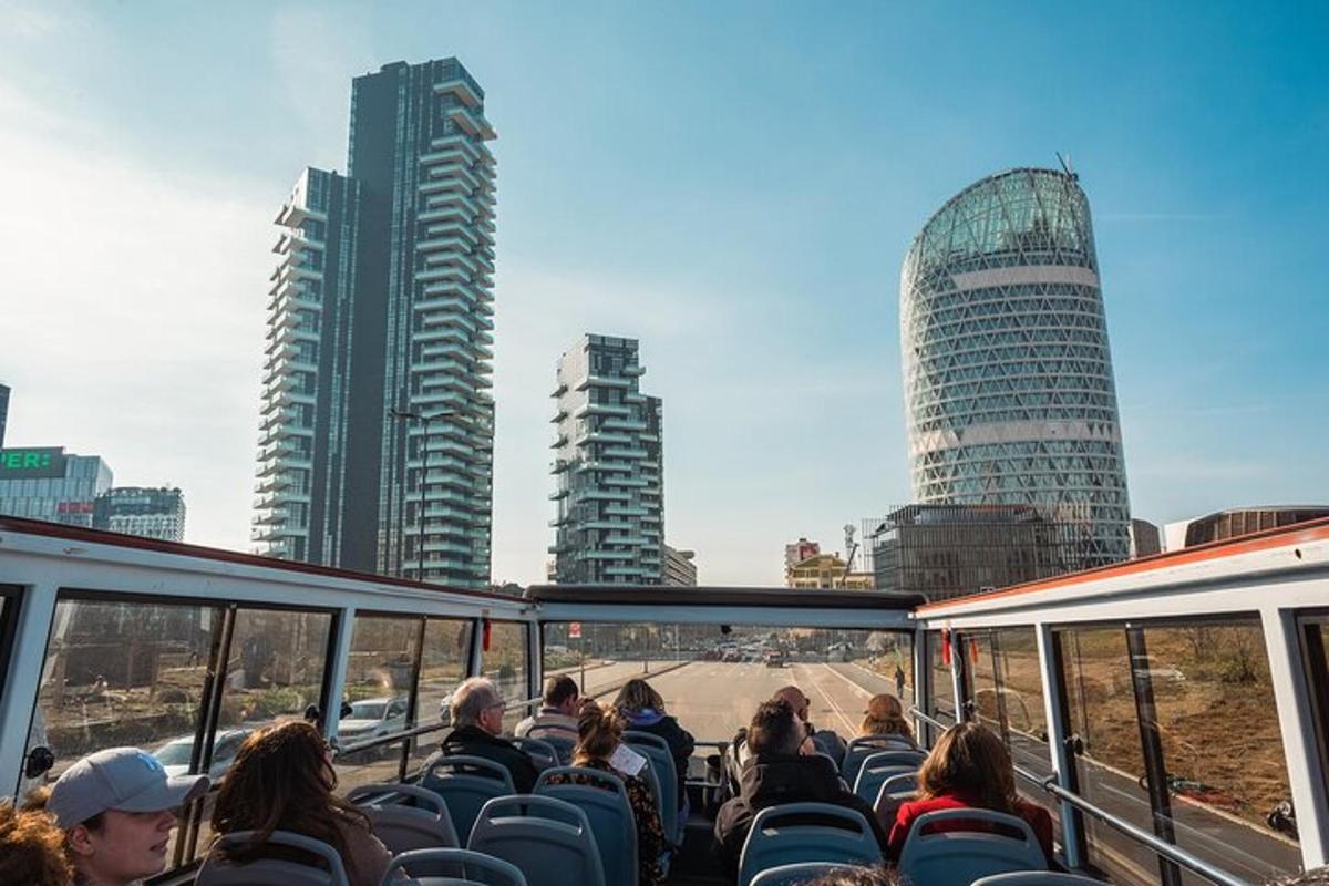 skupina lidí sedících v autobuse