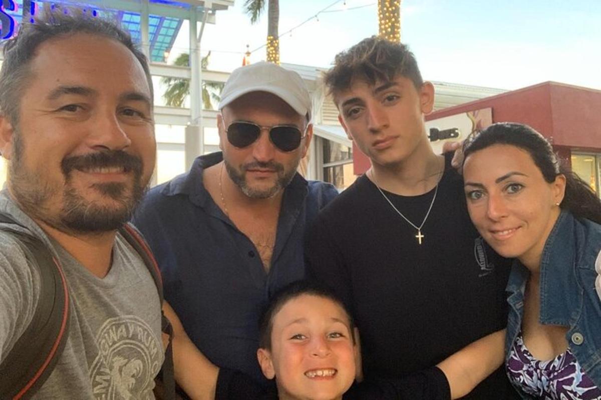 un grupo de personas posando para una foto