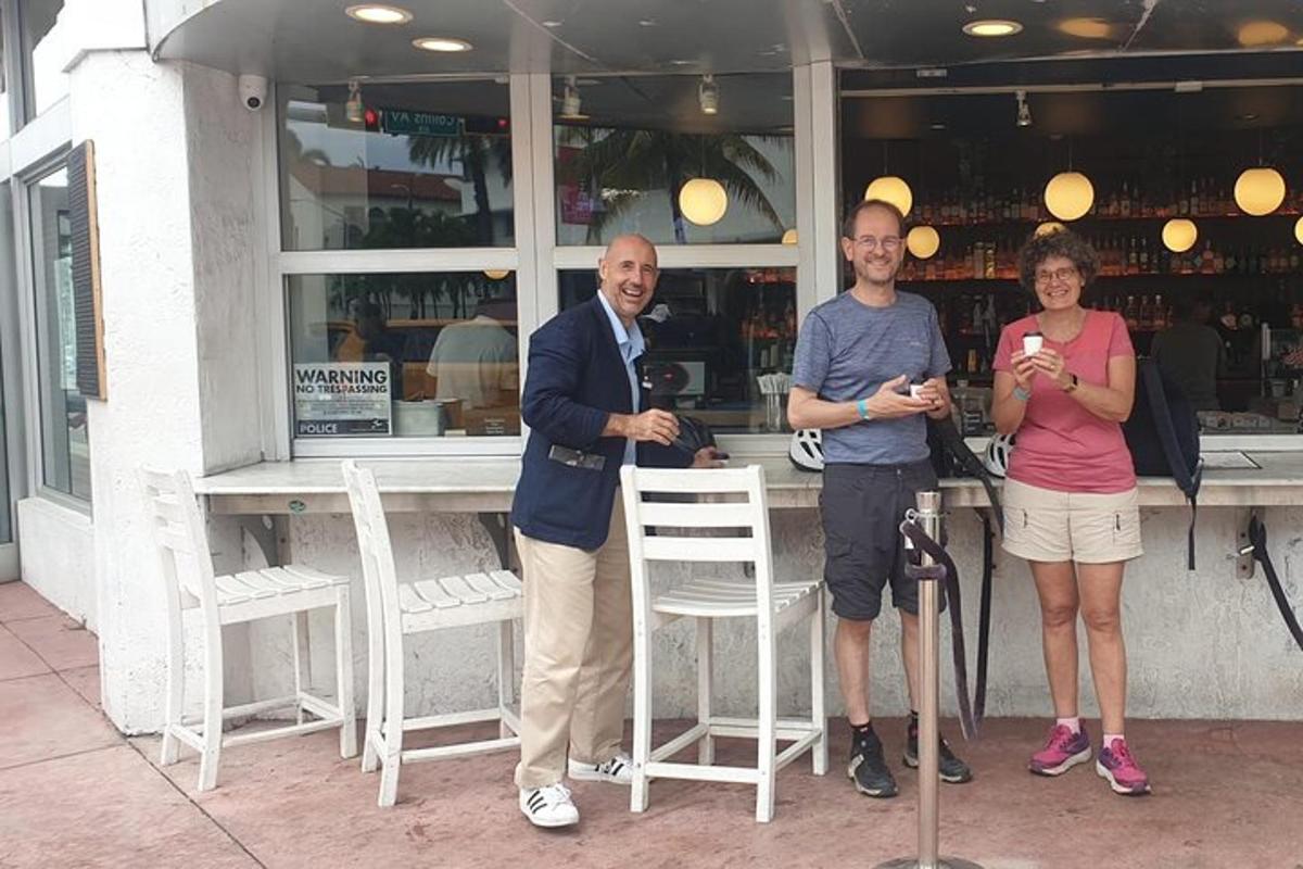 Un grupo de personas de pie frente a un bar.