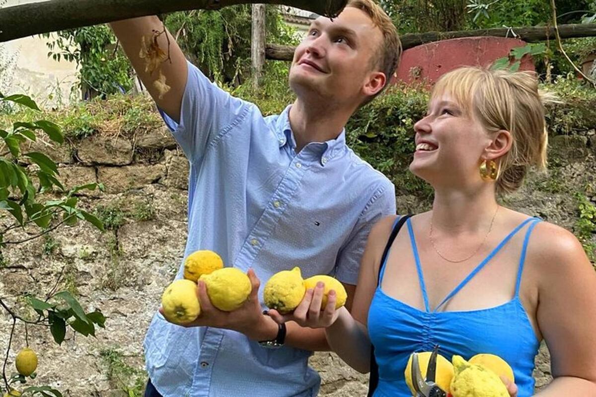 mees ja naine hoiavad käes puuvilja