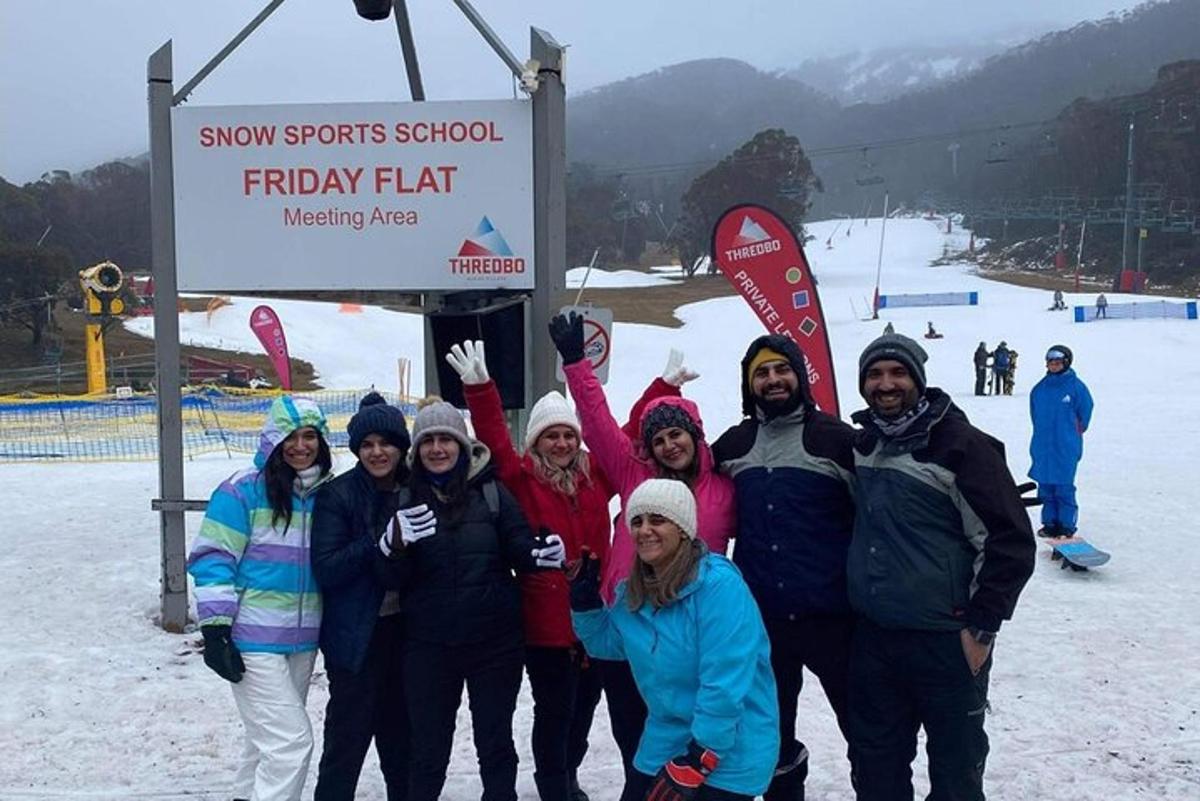 Un grupo de personas posando para una foto en una pista de esquí.