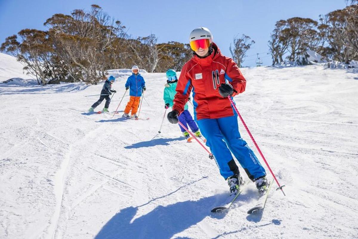 Un grupo de personas esquiando por una pendiente cubierta de nieve