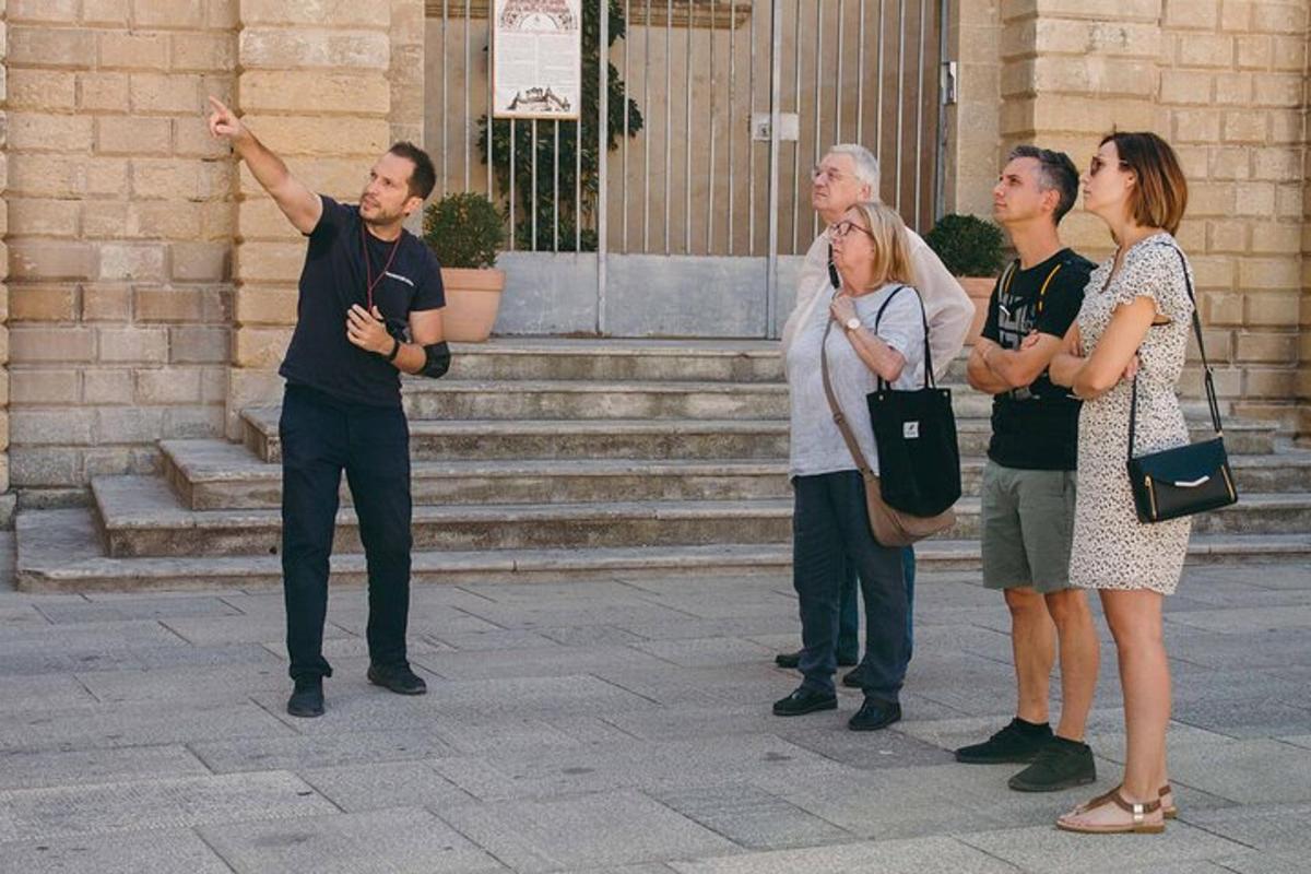 grupp inimesi, kes seisavad hoone ees