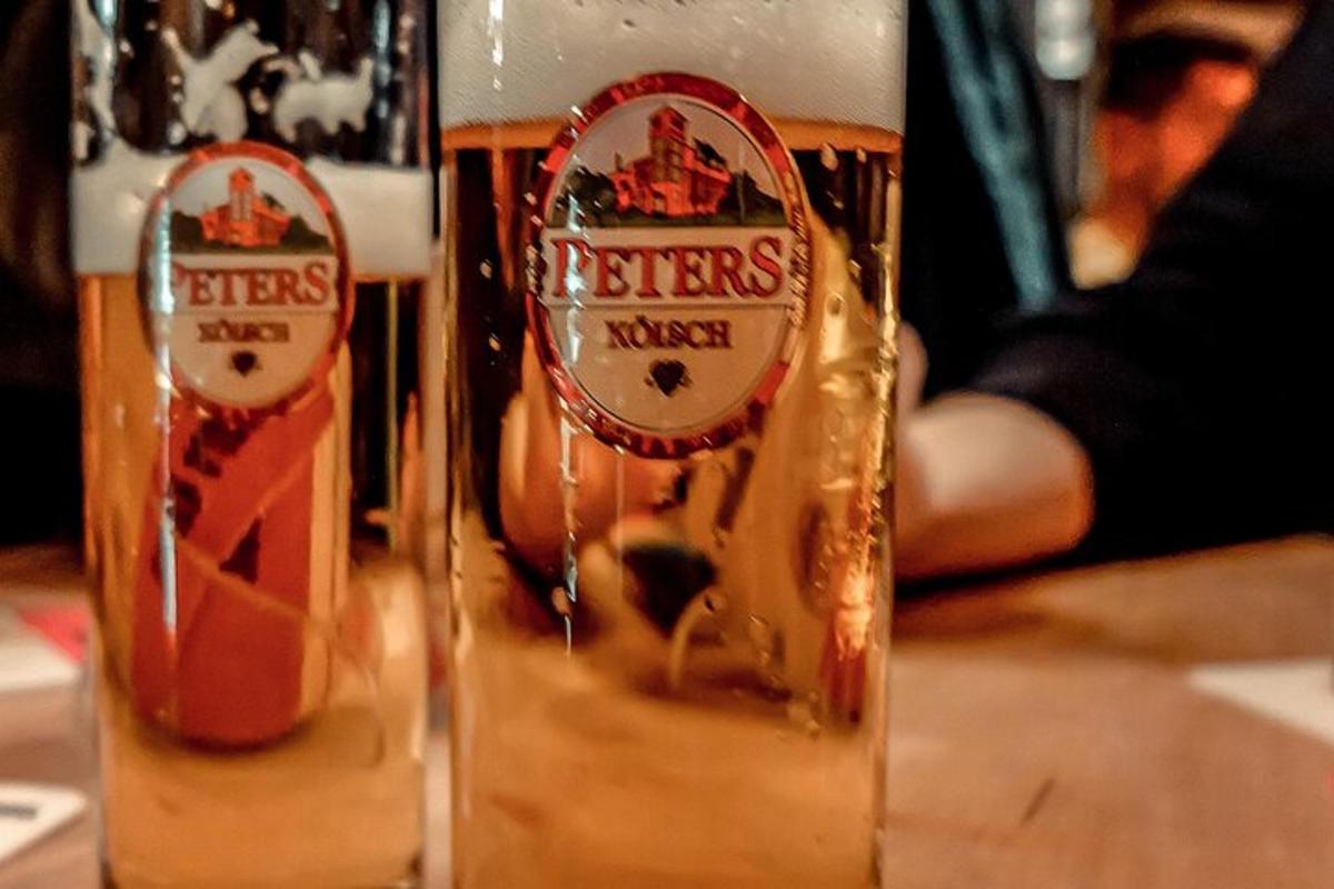 un primer pla de dues ampolles de cervesa sobre una taula