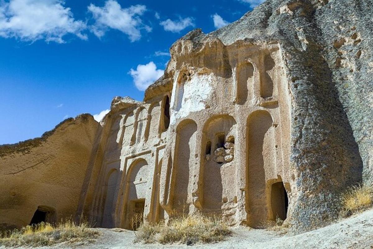 un vecchio edificio sul fianco di una montagna