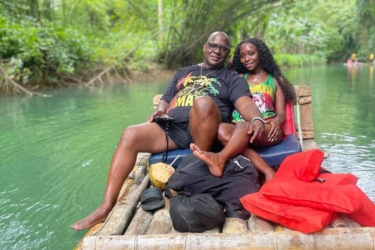 un uomo e una donna seduti su una zattera in acqua