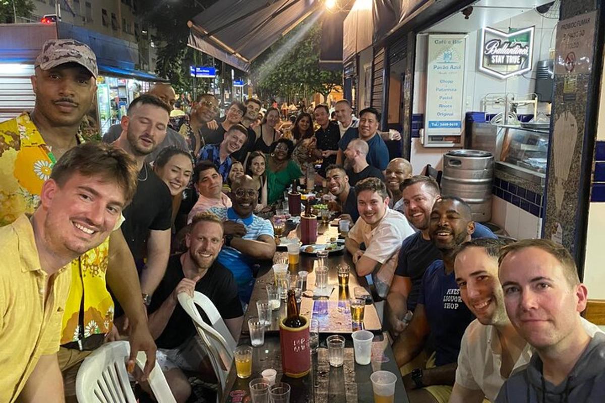 un grupo de personas sentadas en una mesa en un bar