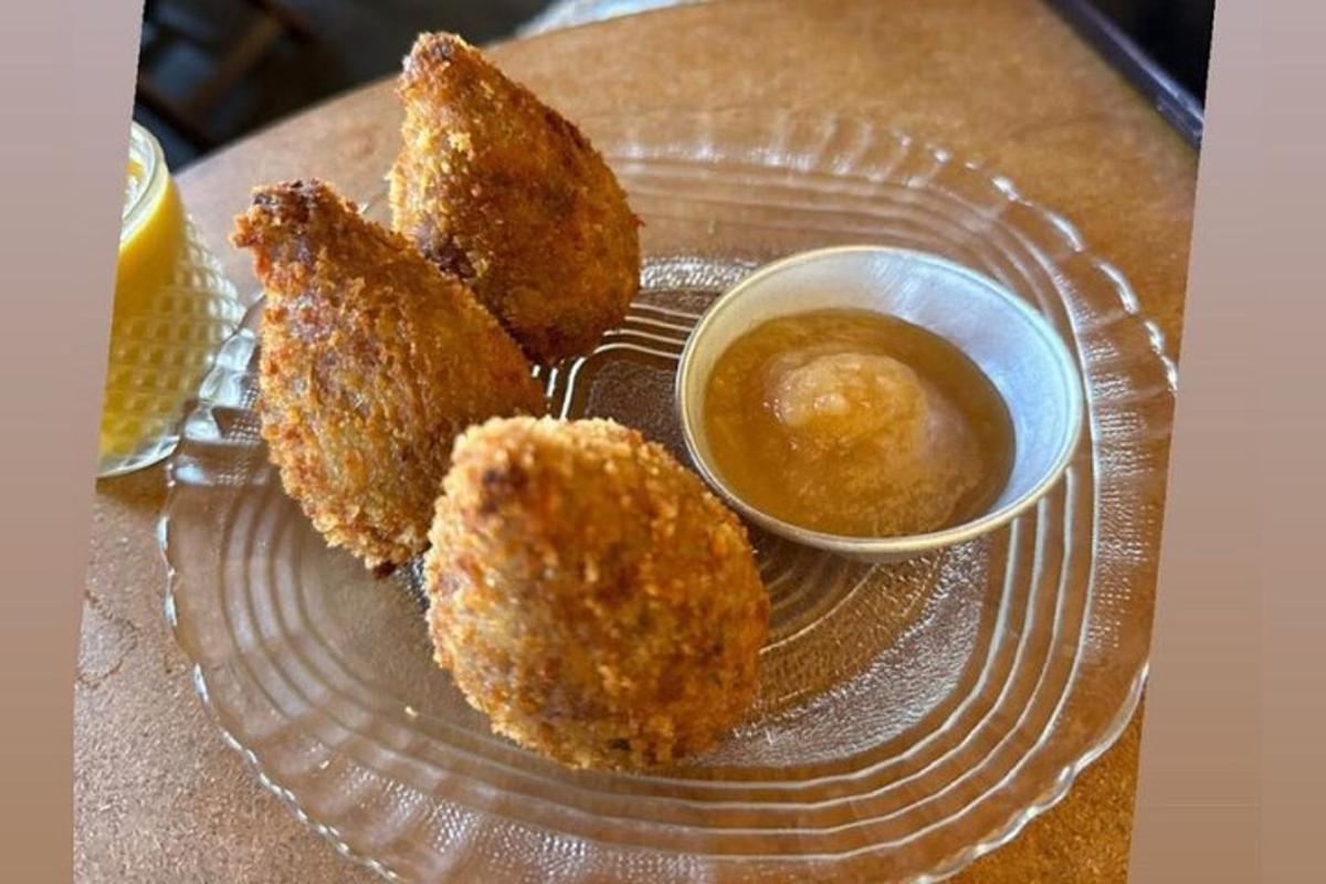 um prato com alguma comida frita e molho para mergulhar
