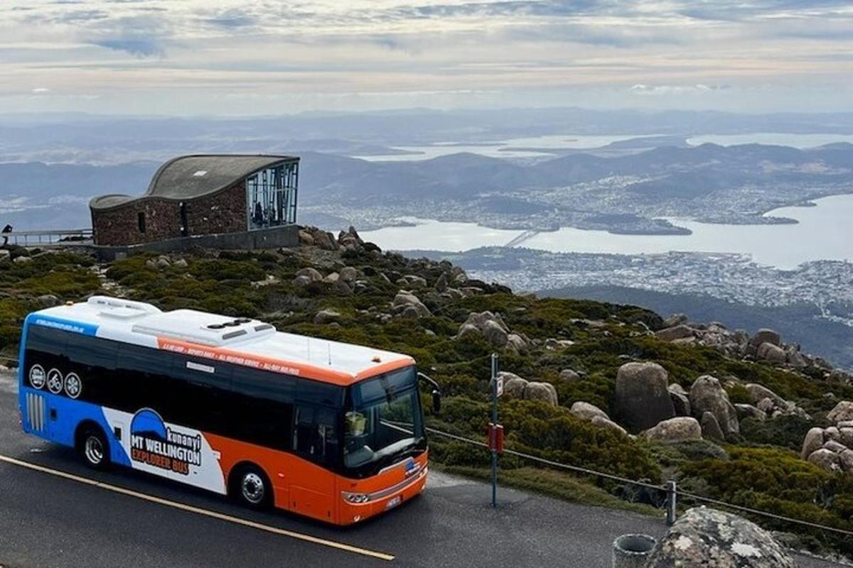 Avtobus je parkiran na pobočju gore