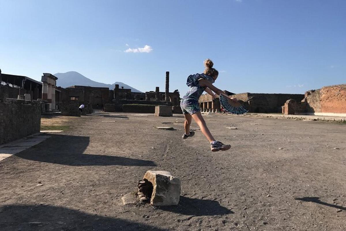 osoba skákající do vzduchu se skateboardem
