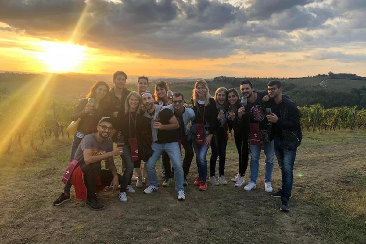 група људи позира за фотографију при заласку сунца