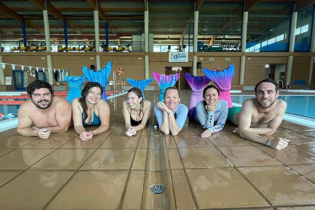 un gruppo di persone sdraiate in una piscina