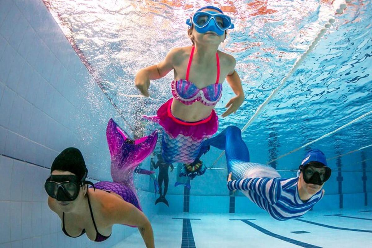un gruppo di persone in costume da bagno in una piscina
