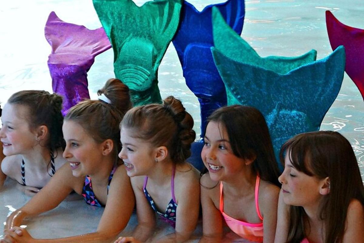 un gruppo di giovani ragazze sedute in acqua