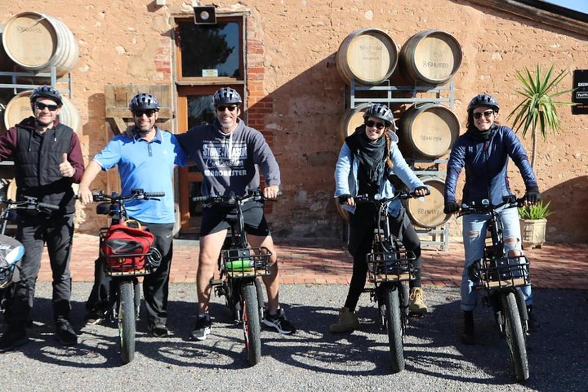 un grup de oameni pe biciclete în fața unei clădiri