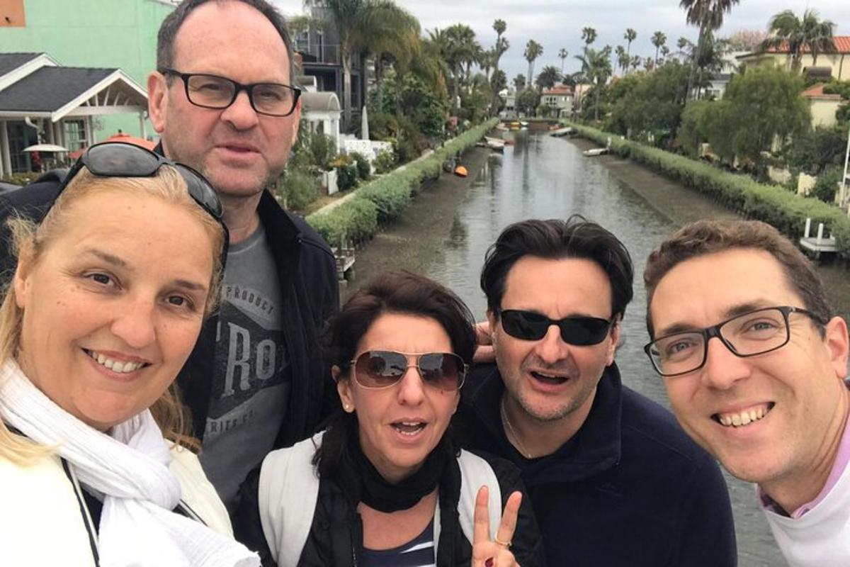 un gruppo di persone in posa per una foto accanto a un fiume