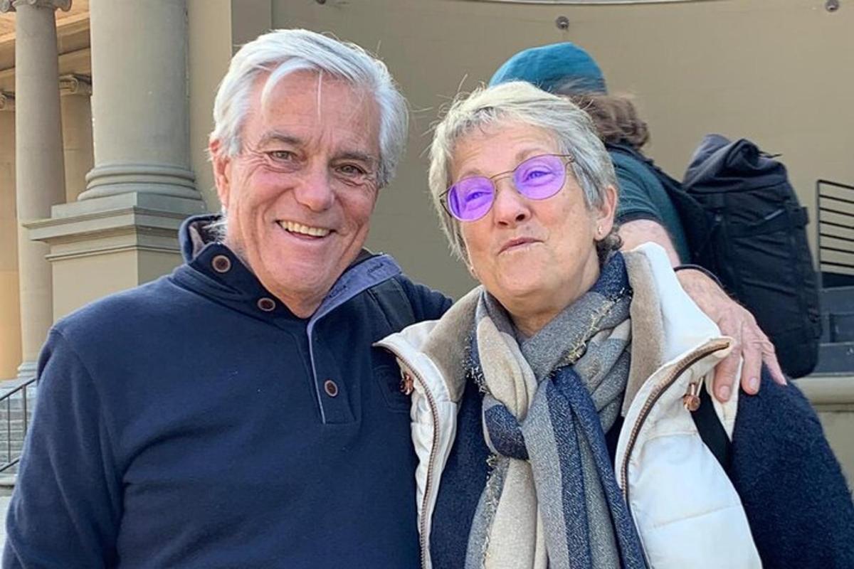 un uomo anziano e una donna con gli occhiali viola