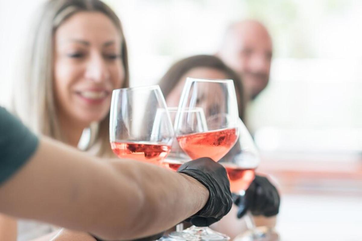 uma mulher está segurando duas taças de vinho