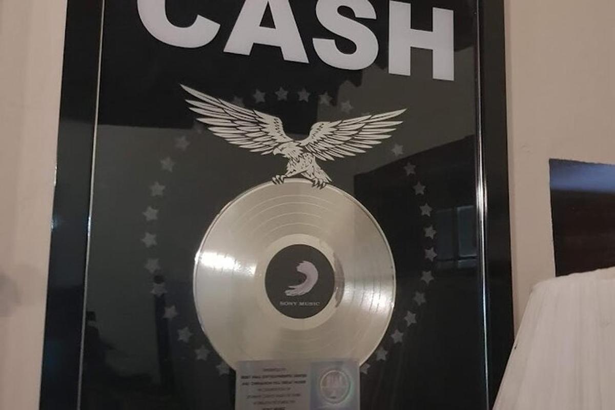 AC tuhamärk, mille peal on kotkas CD-plaadil