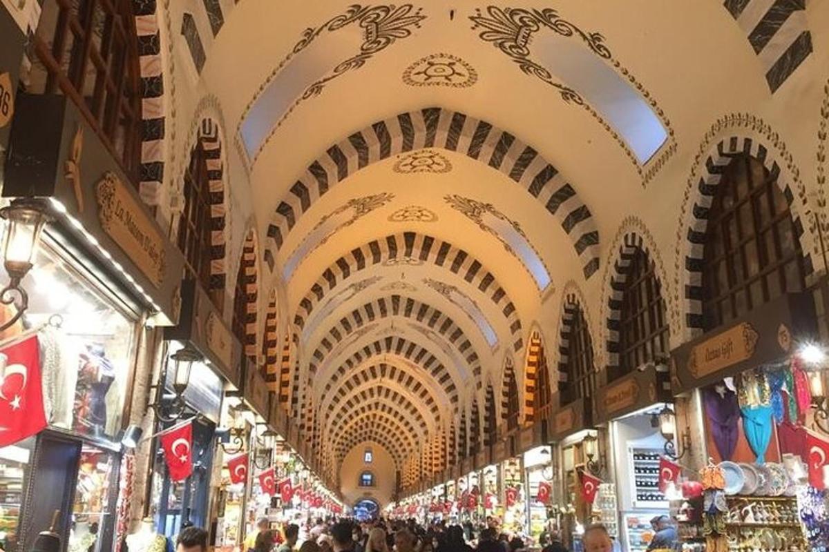 ein großes Gebäude mit gewölbten Decken in einem Markt