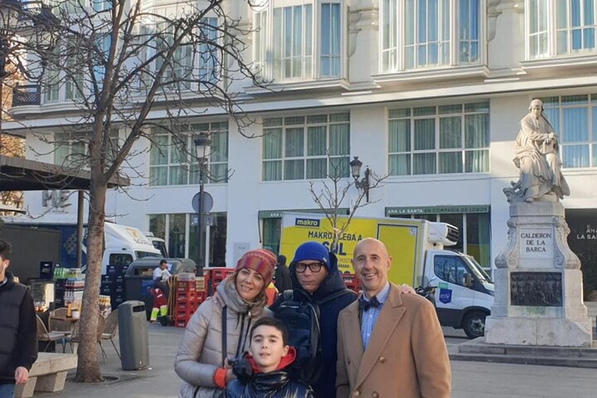 родина позує для фотографії перед статуєю