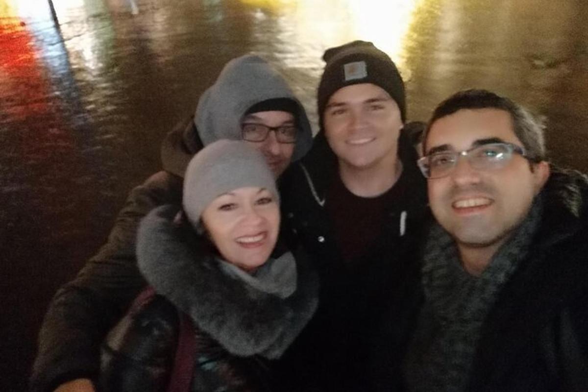 Un grupo de cuatro personas posando para una fotografía