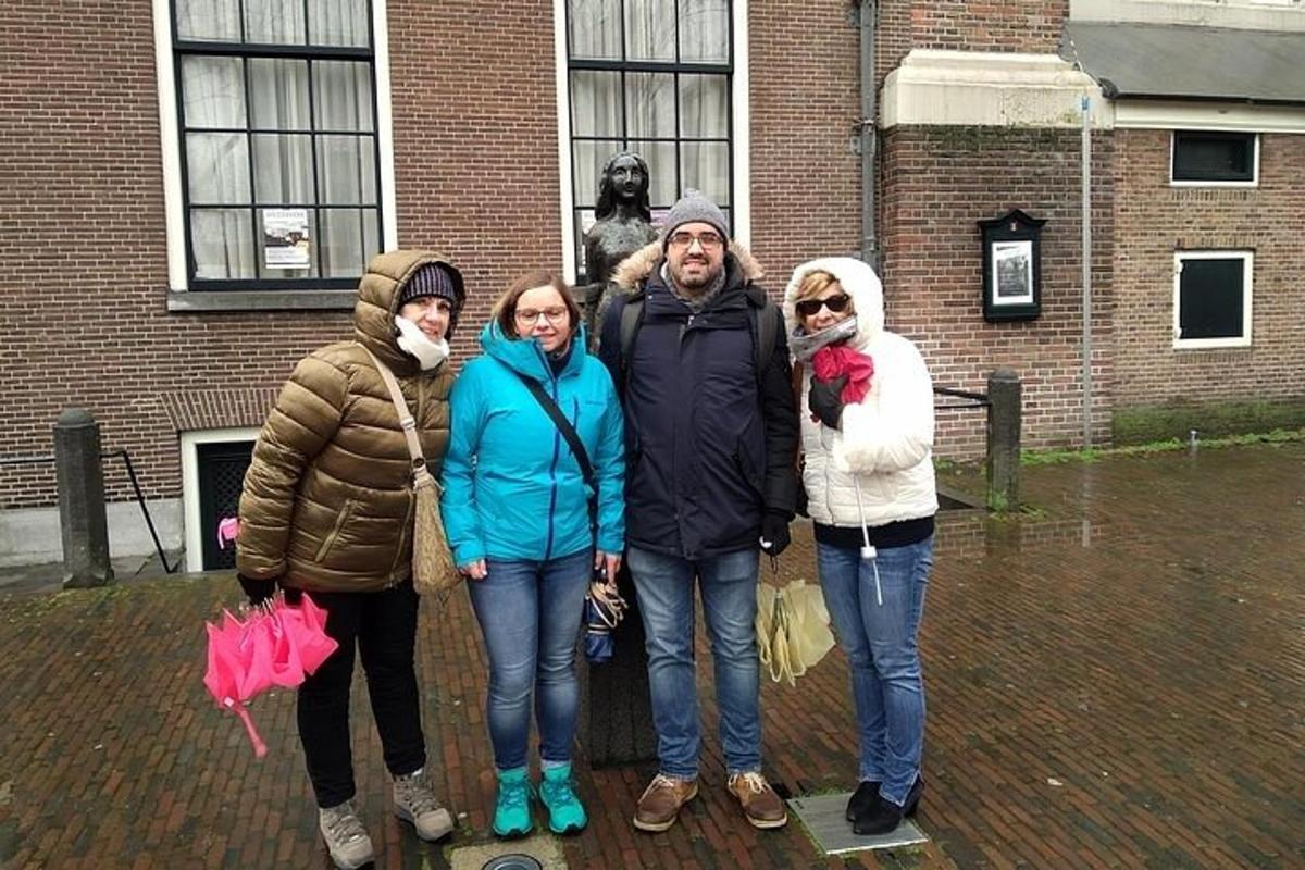 Un grupo de personas de pie frente a un edificio.