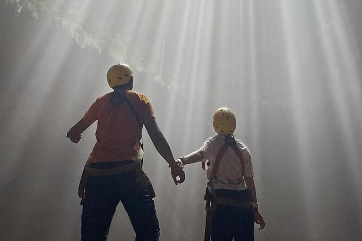 Dos personas con cascos en la cabeza tomadas de la mano